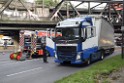 LKW blieb unter Bruecke haengen Koeln Ehrenfeld Innere Kanalstr Hornstr P353